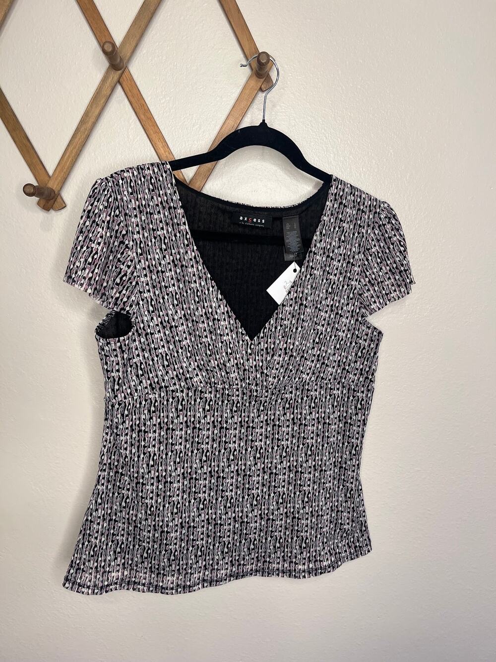 Axcess Vintage Textured Patterned V-Neck Short Sleeve Blouse - Large